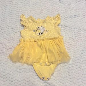 Kids’ adorable light yellow girls 6 month (12-16 lbs) onesie with ruffles/tutu.